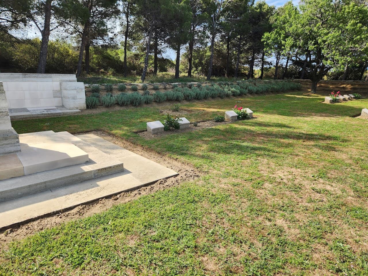 Tepe 10 Mezarlığı Anıtı