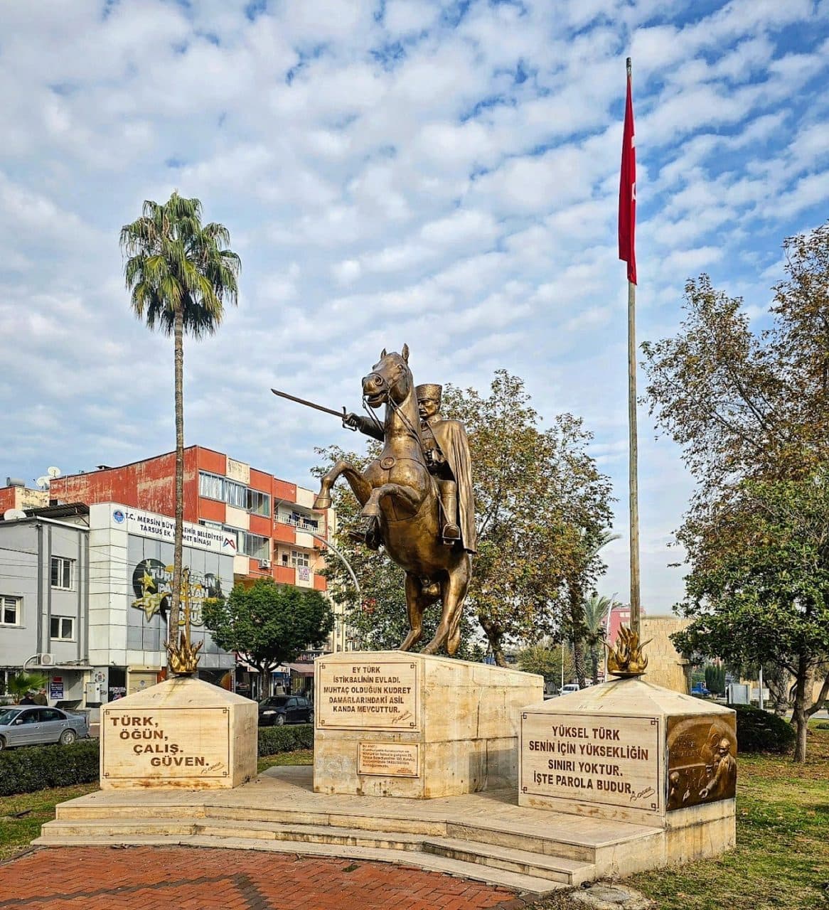 At Üstünde Atatürk Anıtı, Tarsus