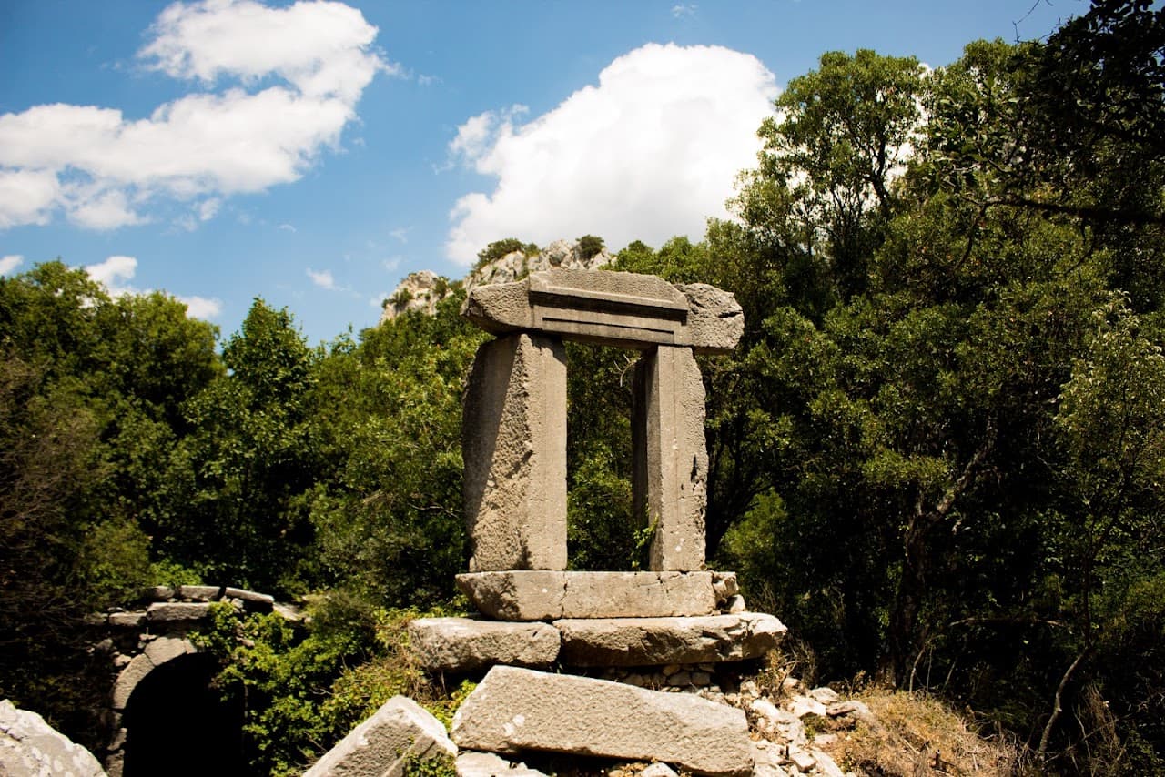 Ruins (fountain?)
