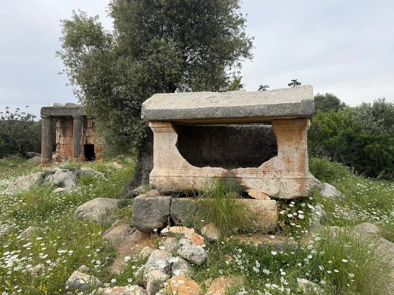 Üç Ayak Mezar Anıtı
