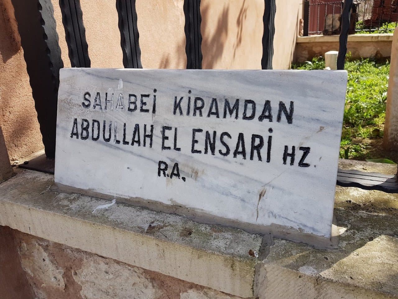 Abdullah El Ensari Türbesi