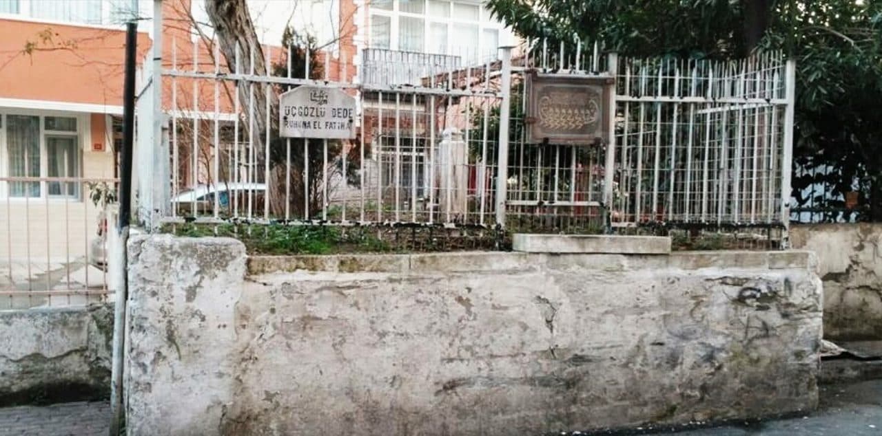 Üç Gözlü Dede Kabri Haziresi