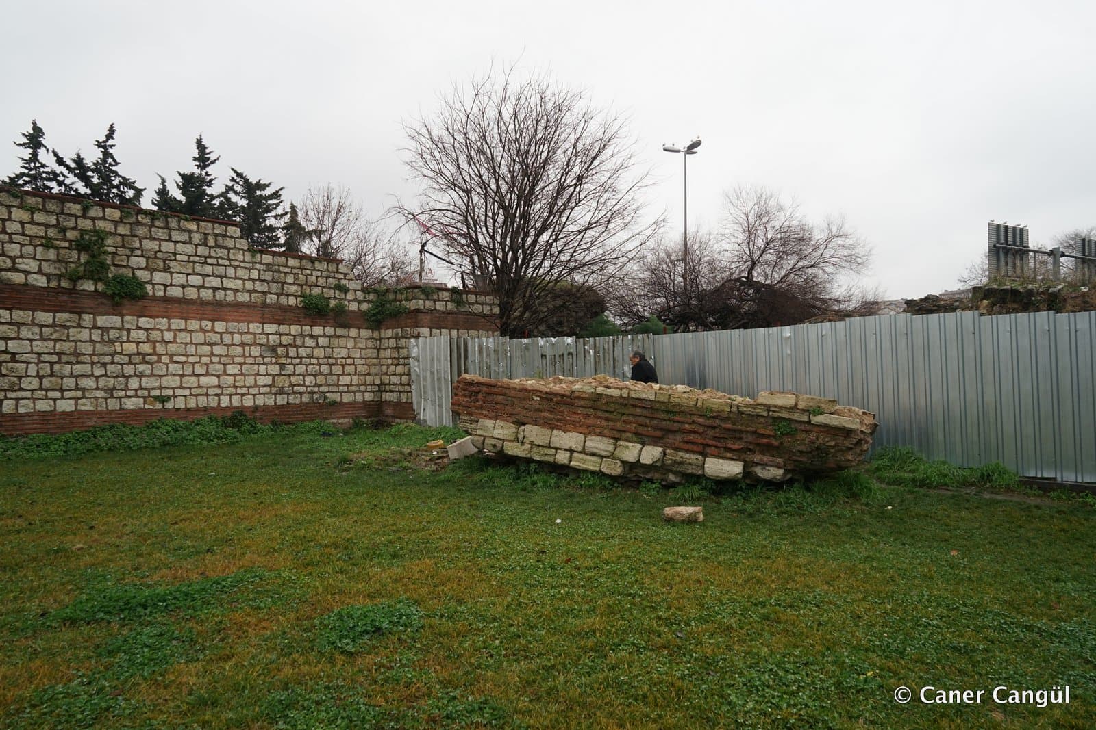 Kara Surları, Ana Sur, T73