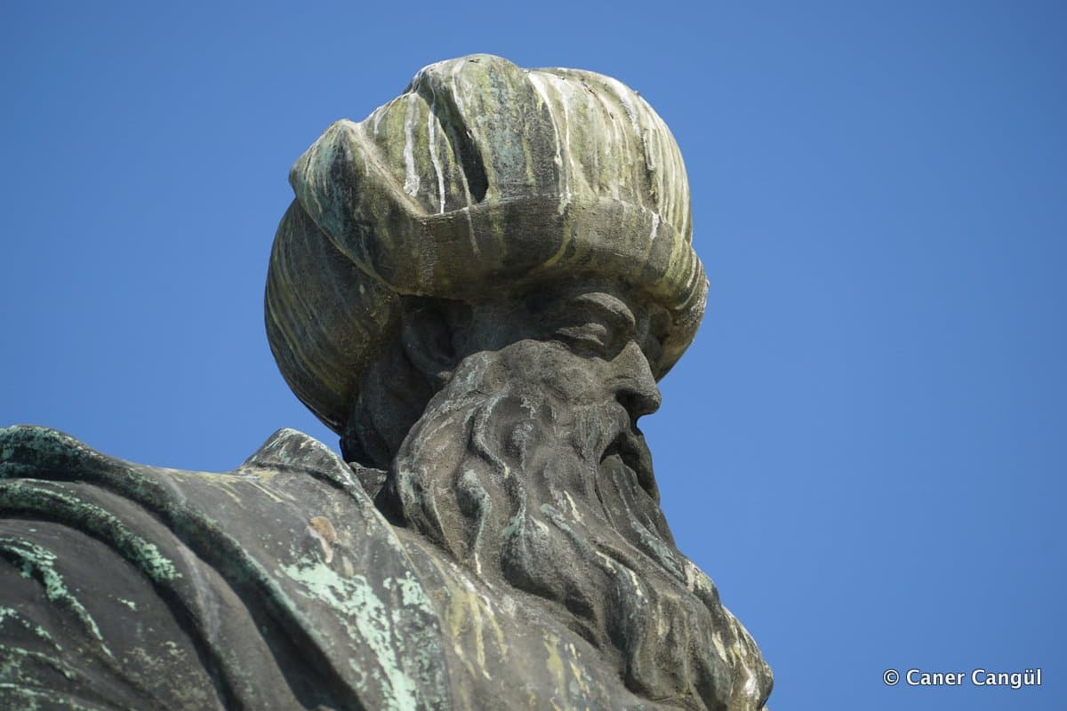 Mimar Sinan Heykeli, Azapkapı