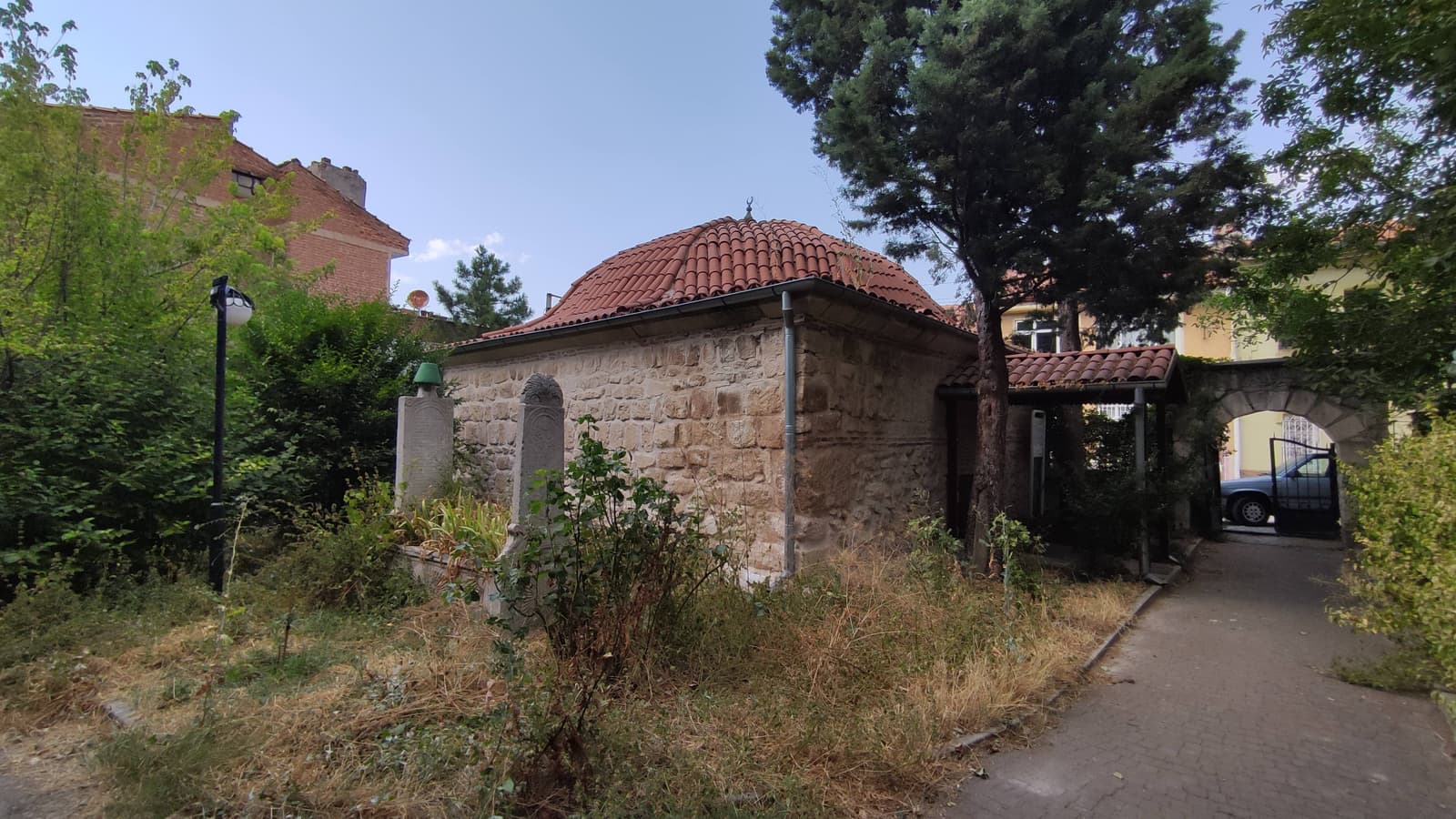 Gümüşeşik Türbesi