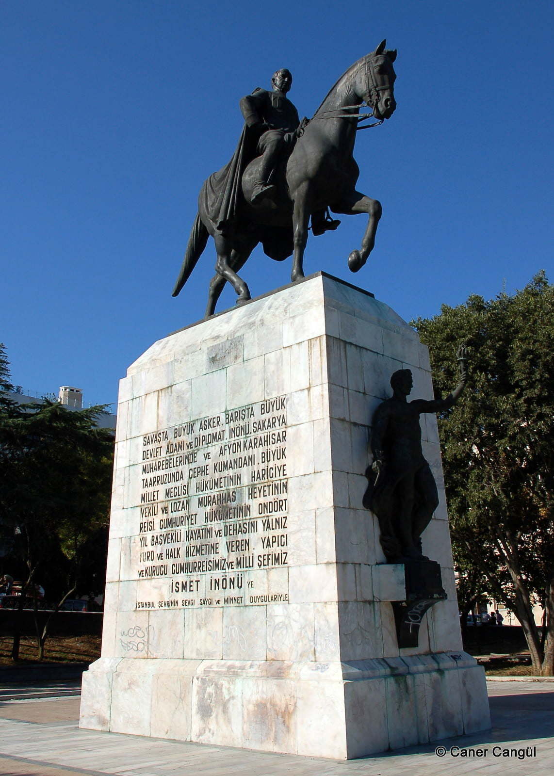 İnönü Heykeli