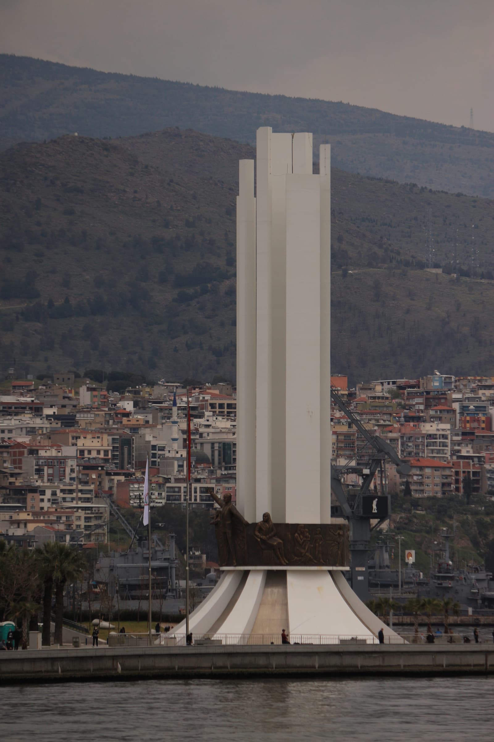 Atatürk, Annesi ve Kadın Hakları Anıtı