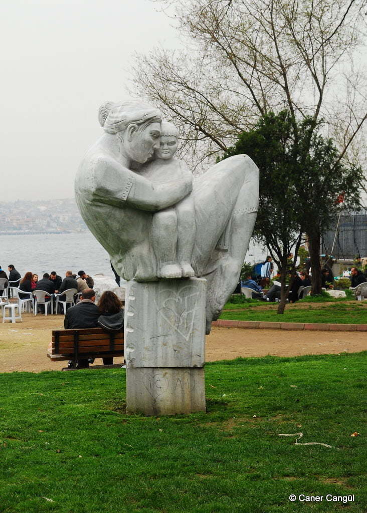 Ana ve Çocuk Heykeli