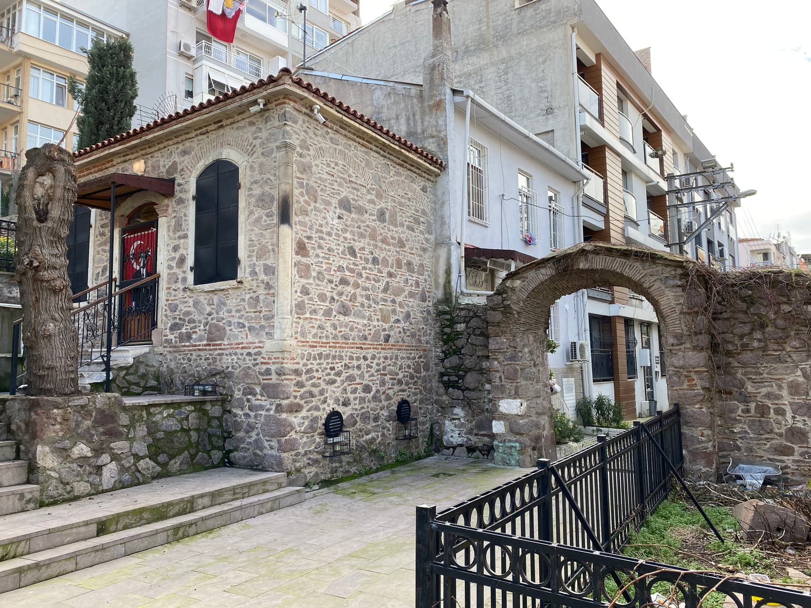 Aya Paraskevi Kilisesi, Konak