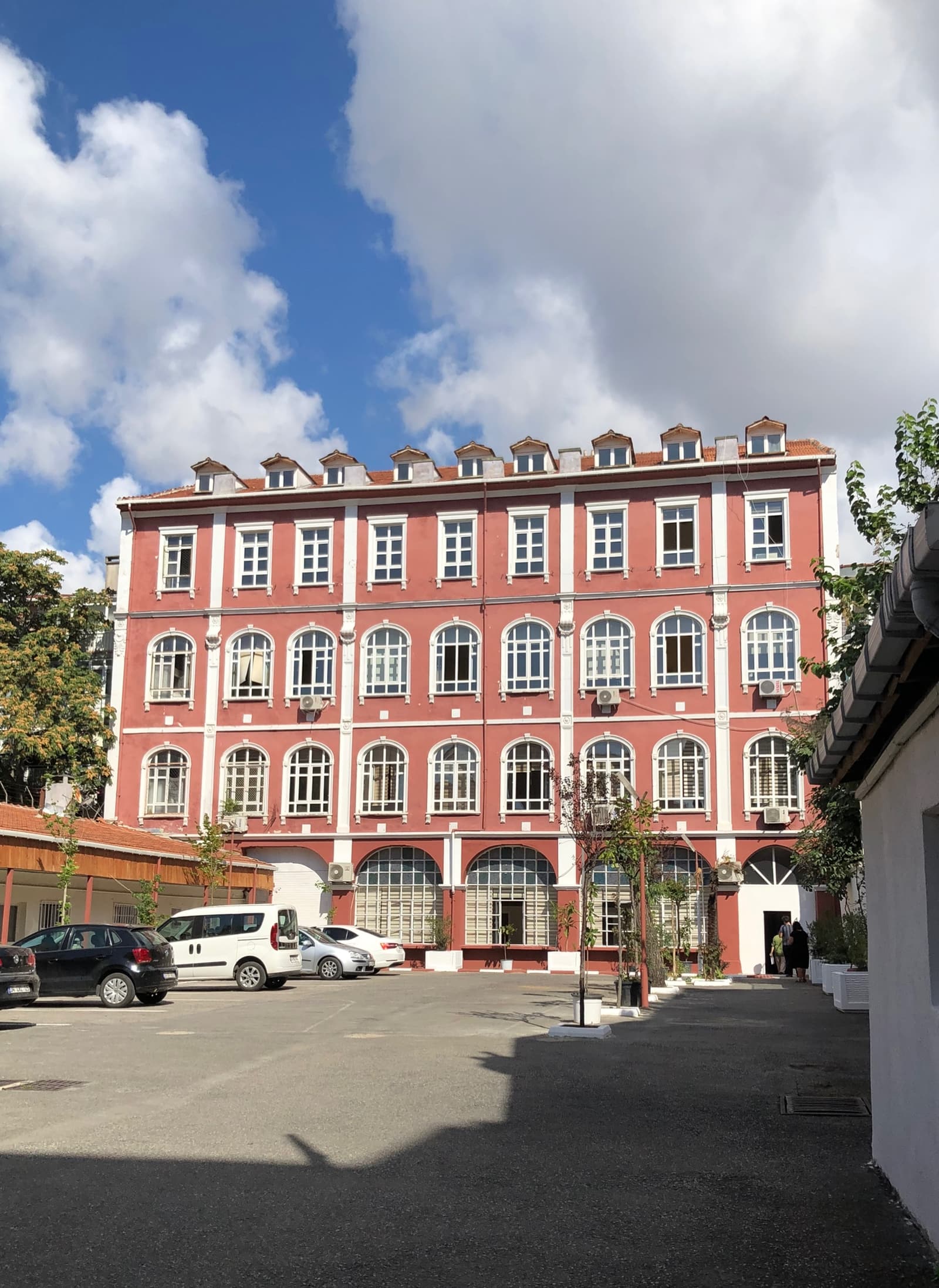 Saint Louis Fransız İlkokulu