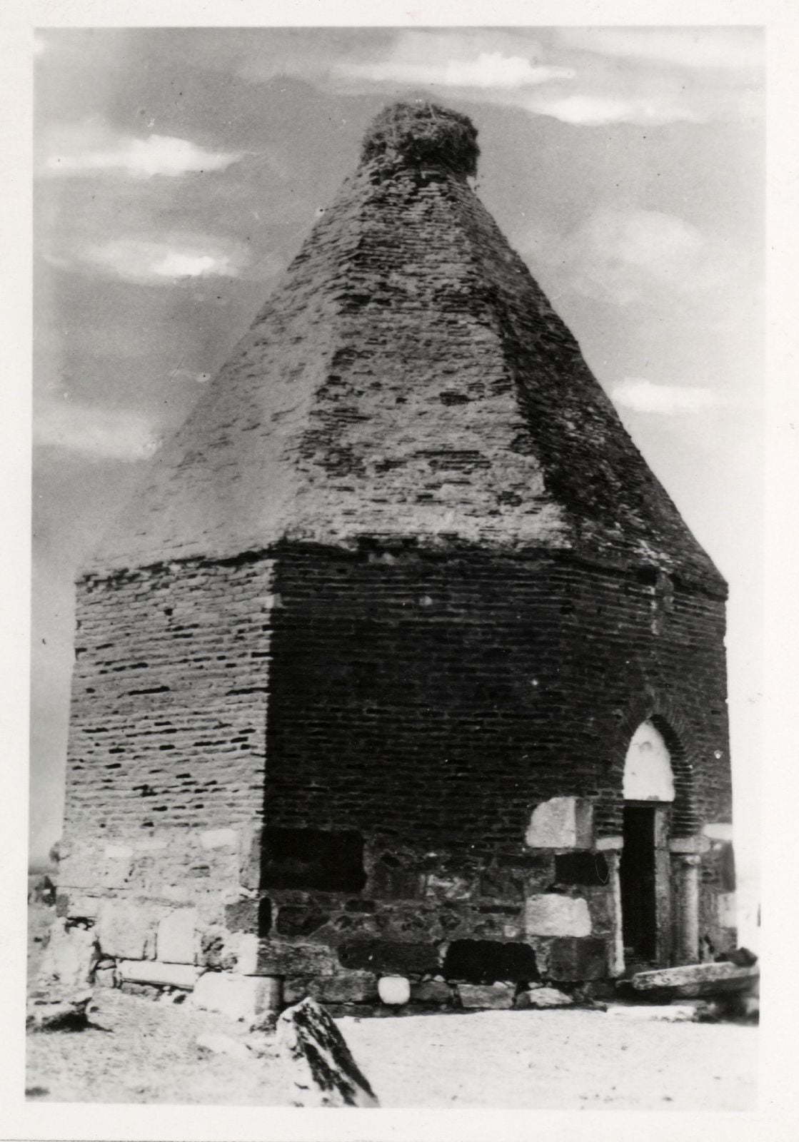Esirüddin Ebheri Kümbeti