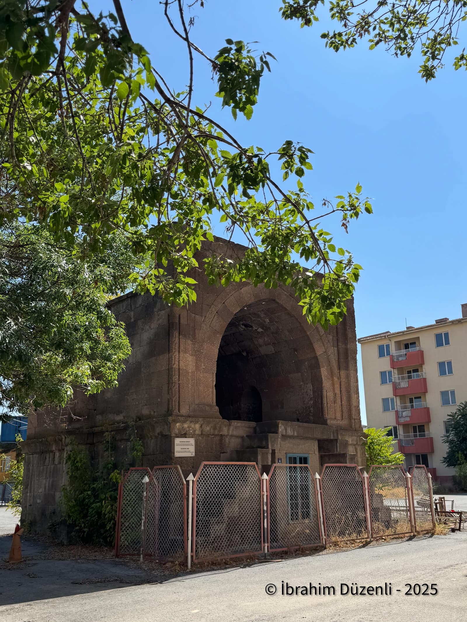 Beşparmak Türbesi