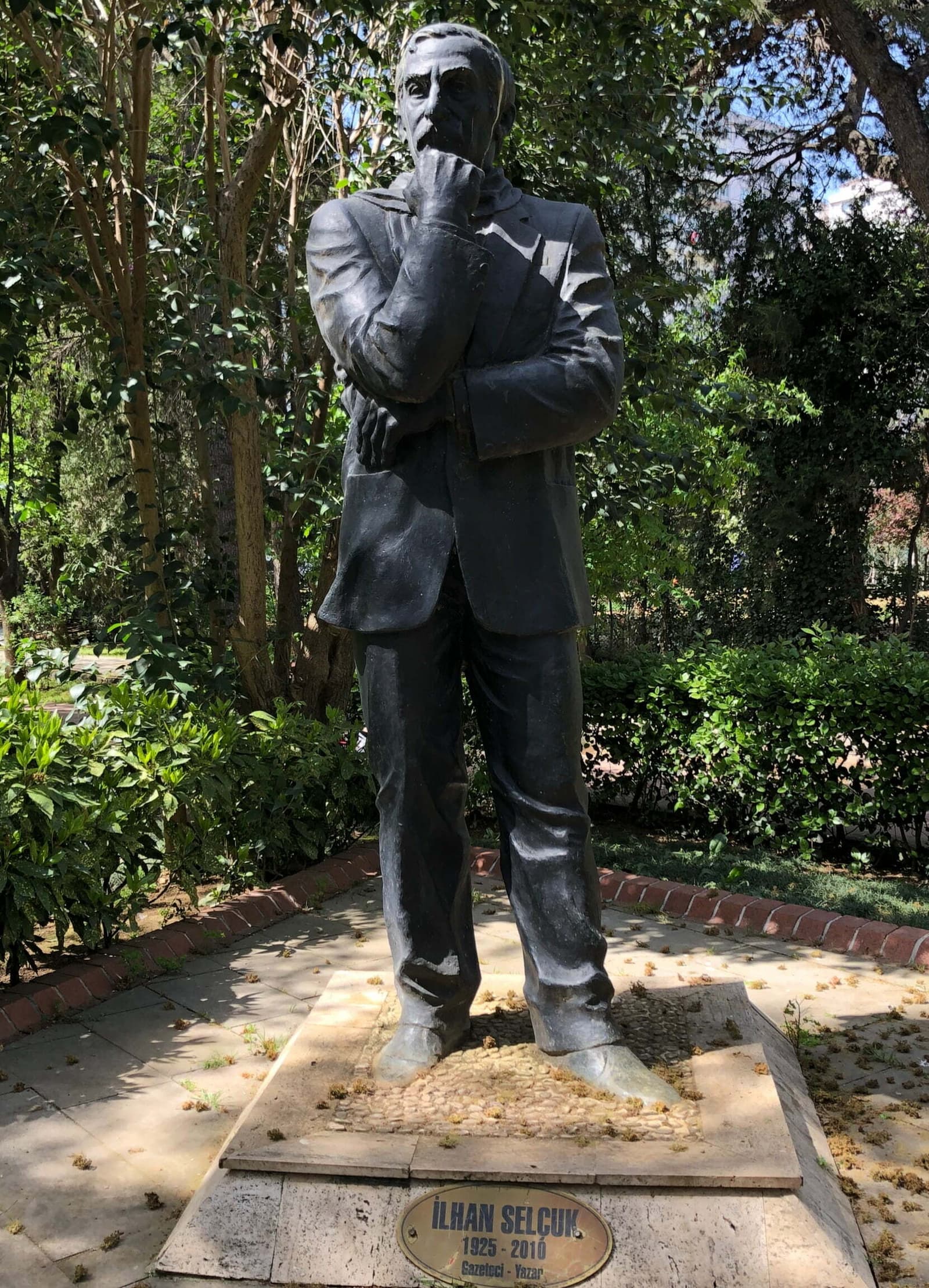 İlhan Selçuk Heykeli