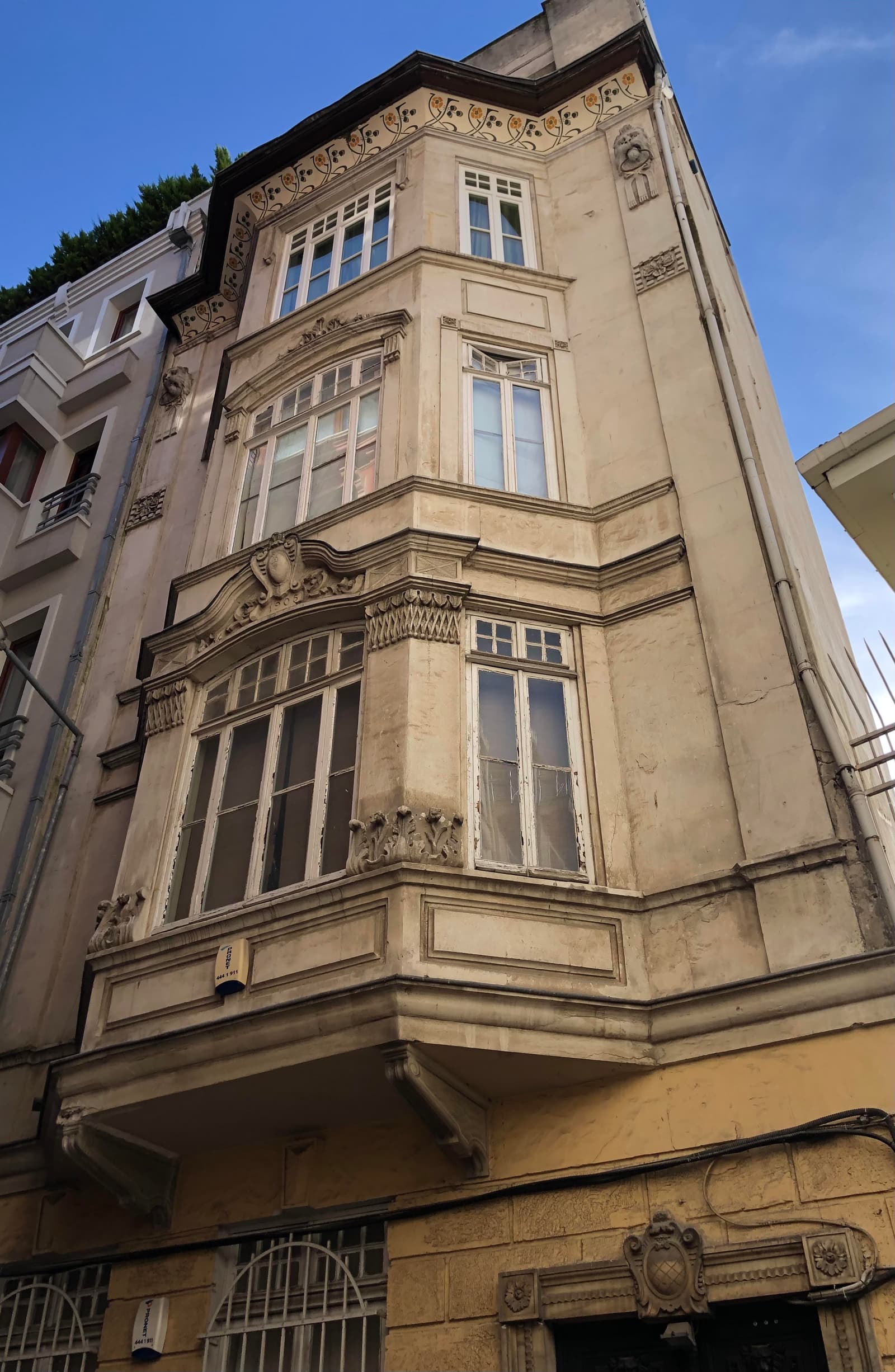 Atlas Apartmanı, Tomtom