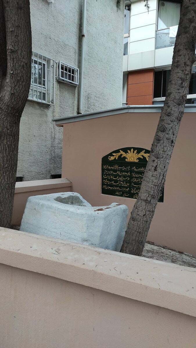 Ekmek Yemez Türbesi Önündeki Dibek