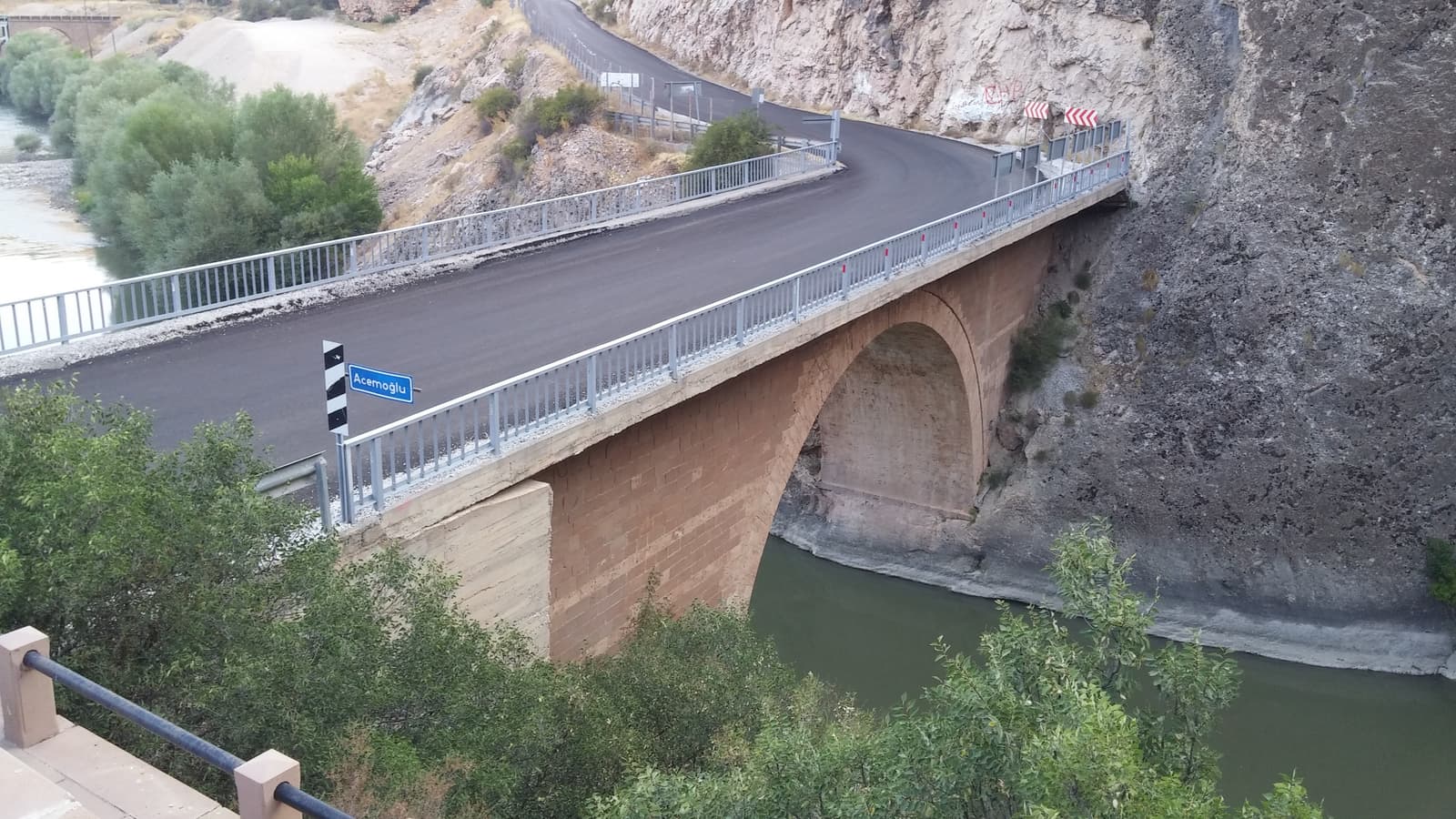 Acemoğlu Köprüsü ve Şehitliği