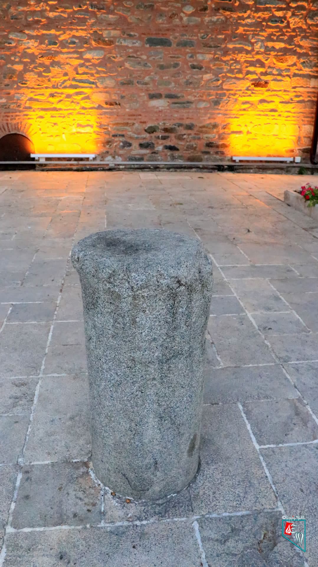 Emir Sultan Camii Sadaka Taşı