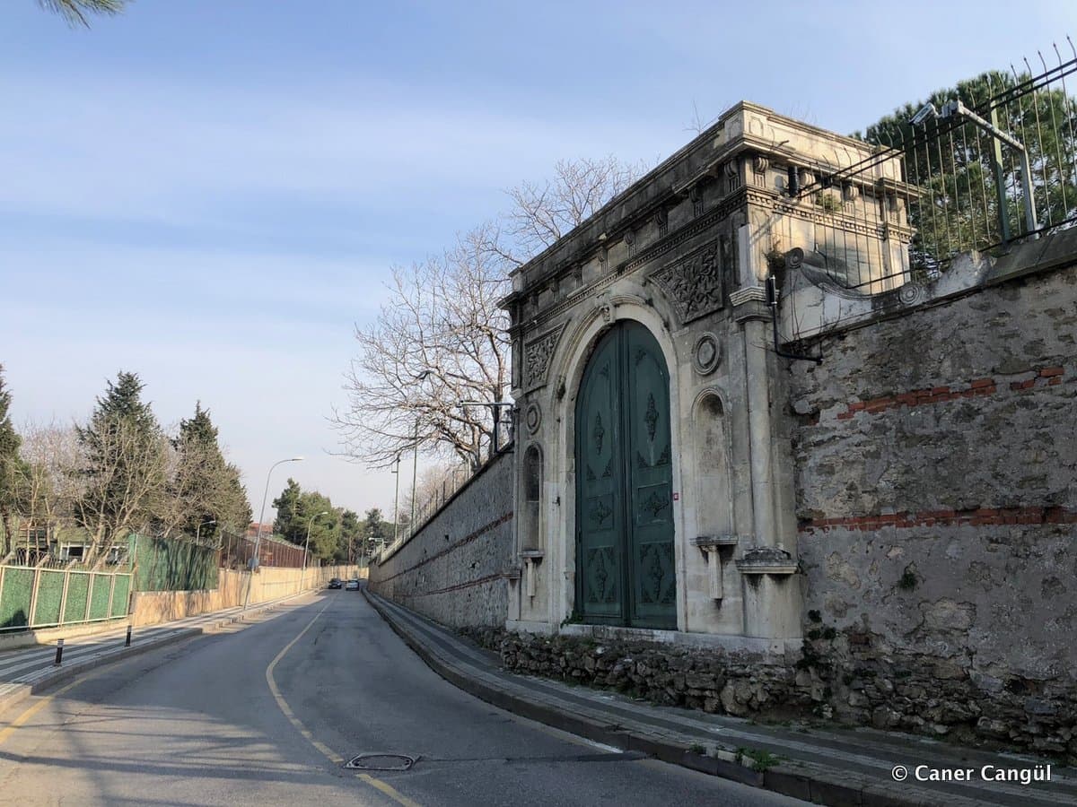 Emine Sultan Köşkü Anıtsal Kapısı