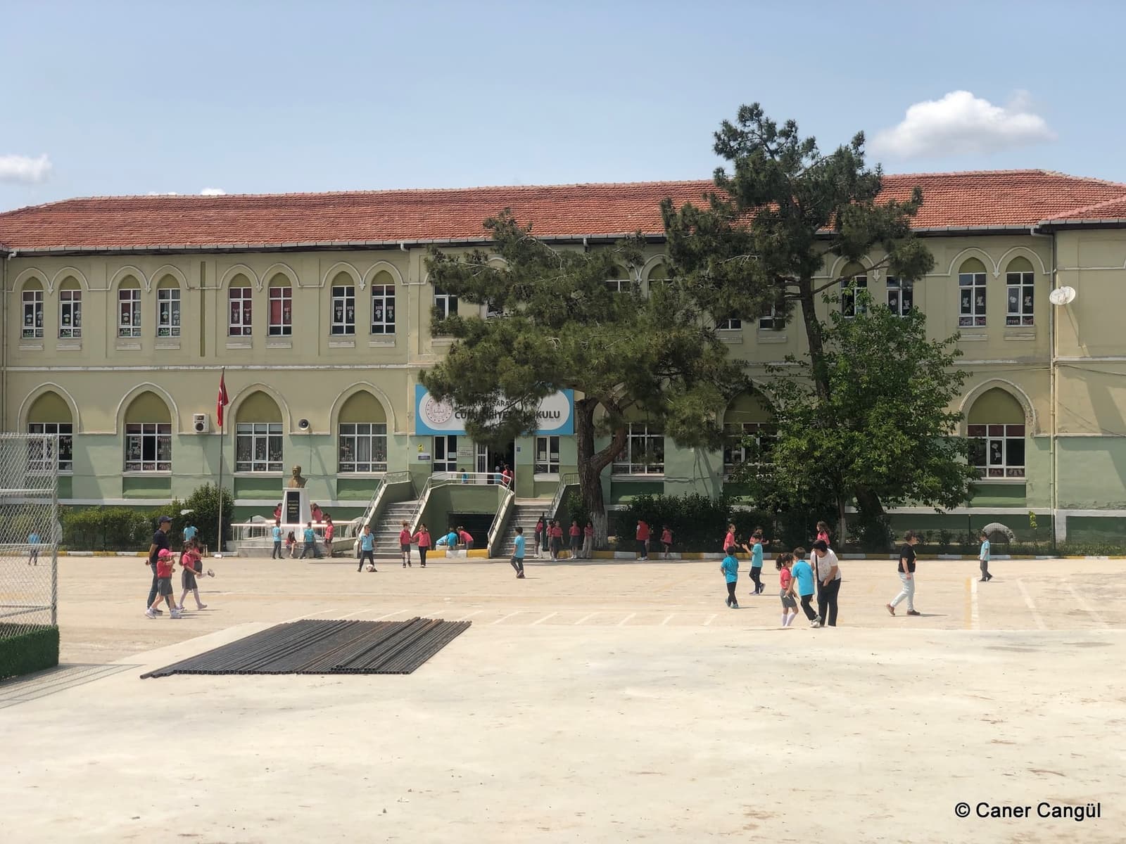 Cumhuriyet İlkokulu, Saray