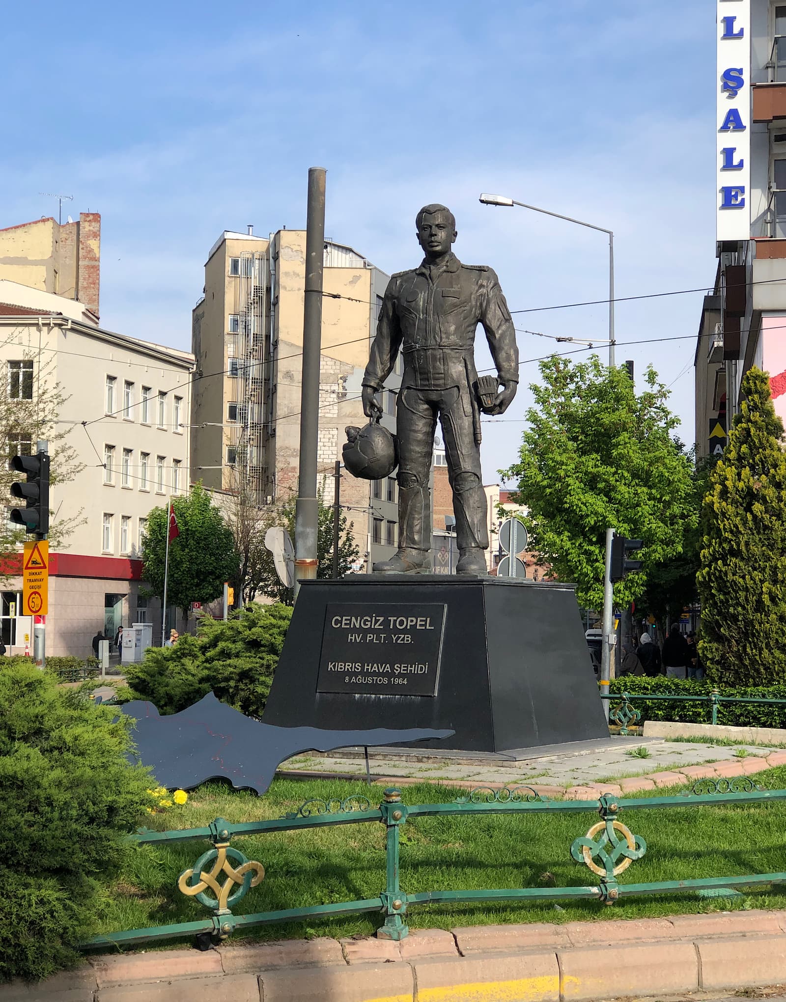 Cengiz Topel Heykeli