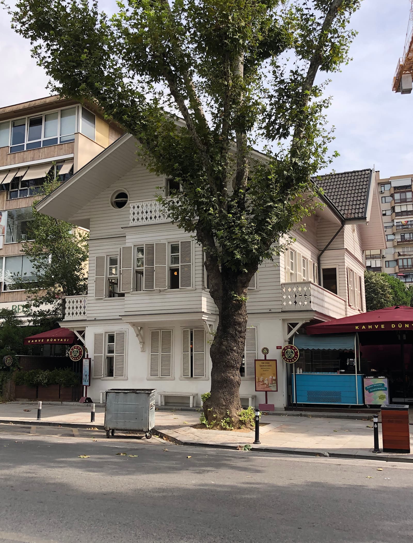 Beyaz Köşk, Bağdat Caddesi