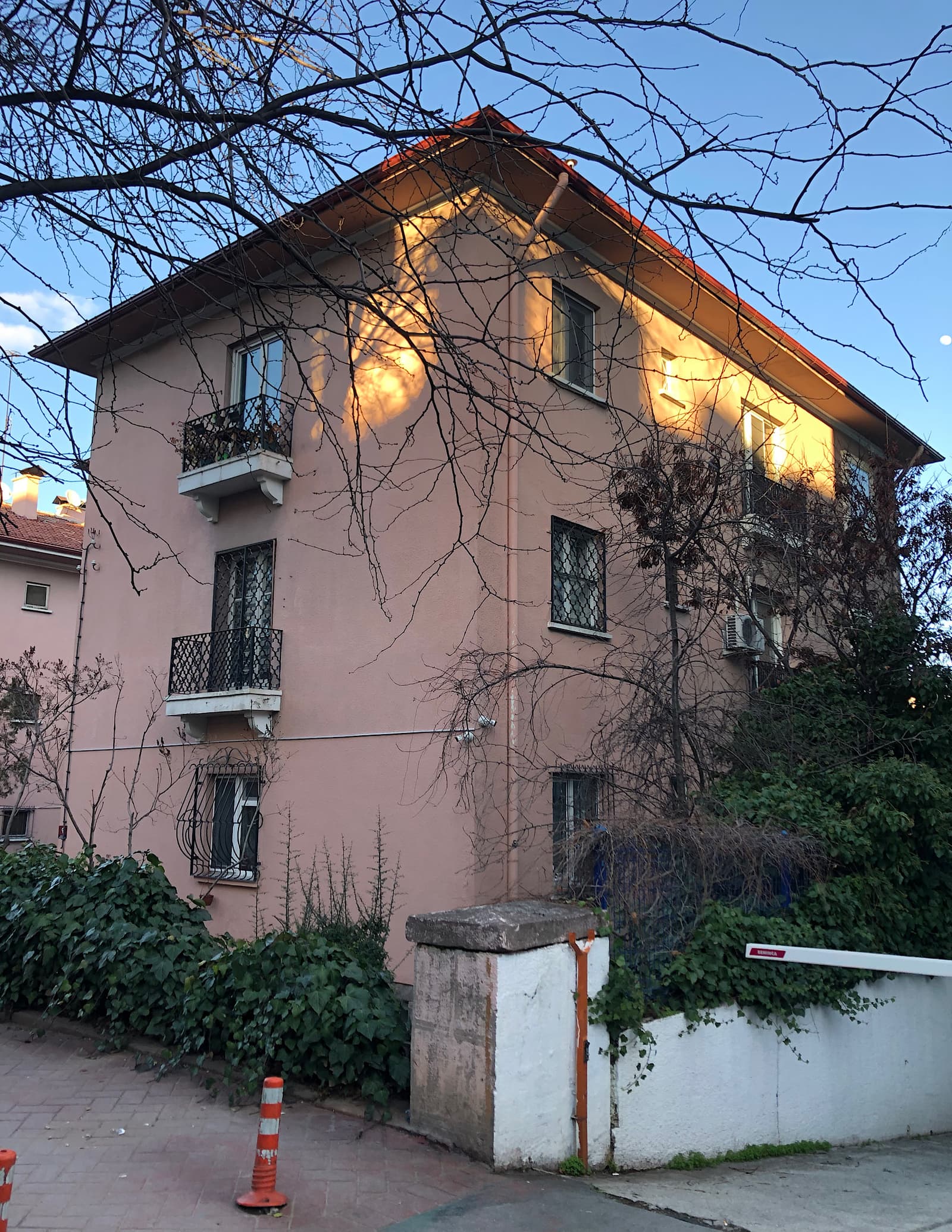 Bozcaadalı Apartmanları