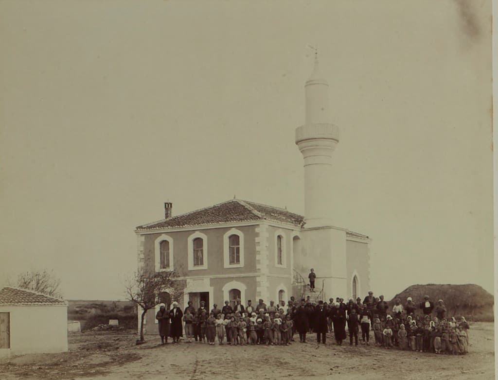 Uzunhacı Köyü Camii