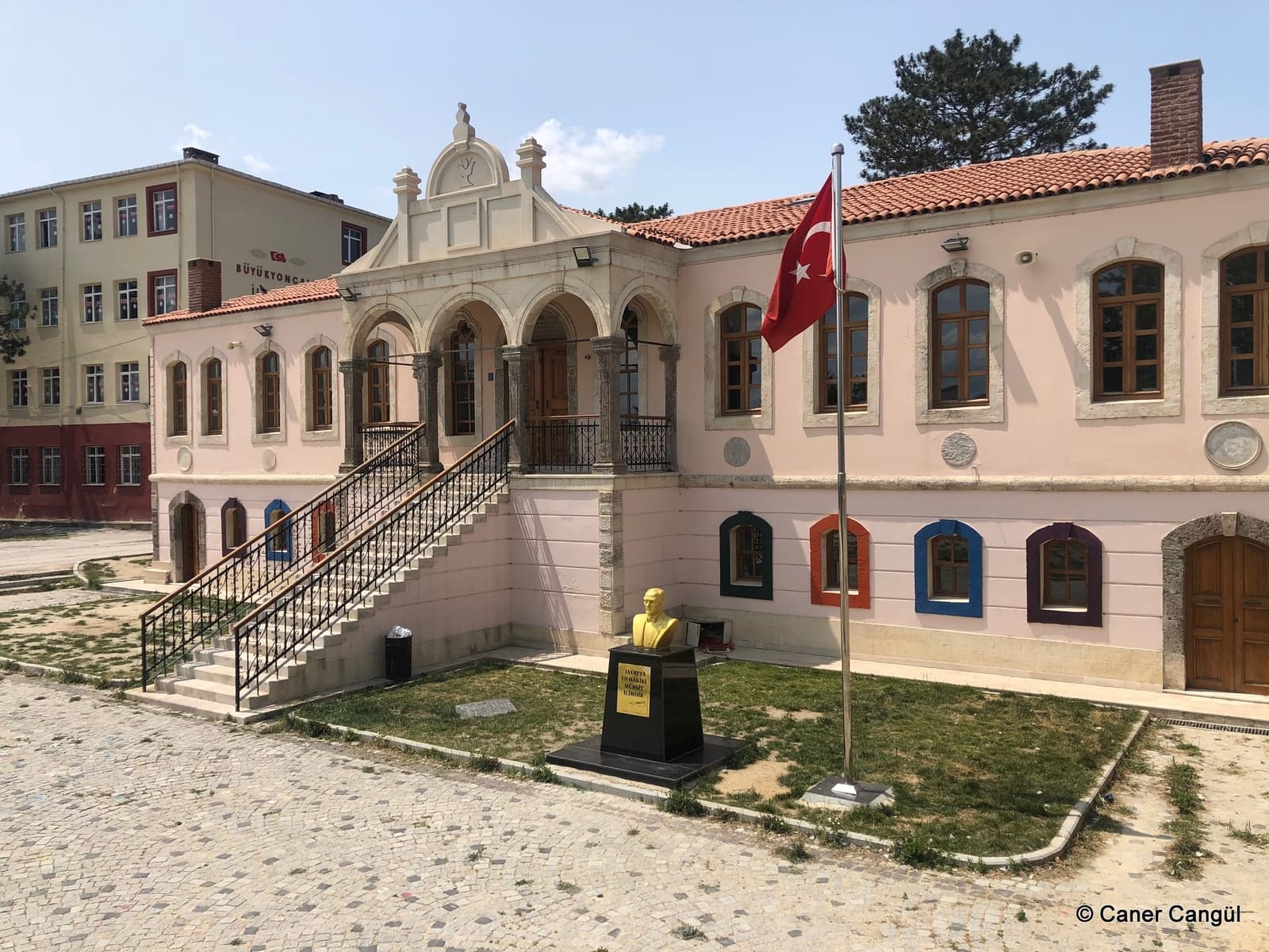 Büyük Manika İlkokulu