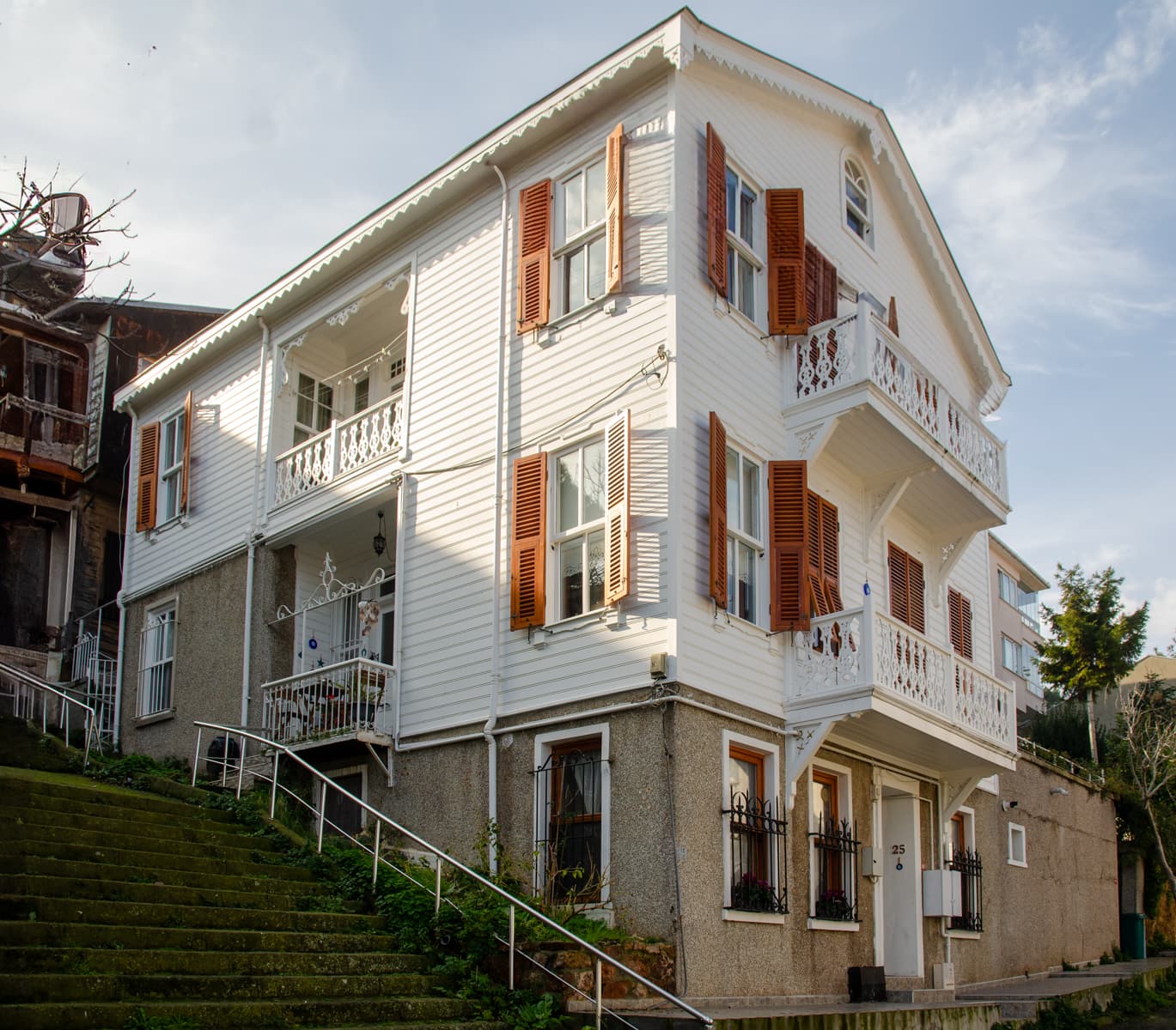 Ahşap Köşk, Şehit Hakkı Burak, 25