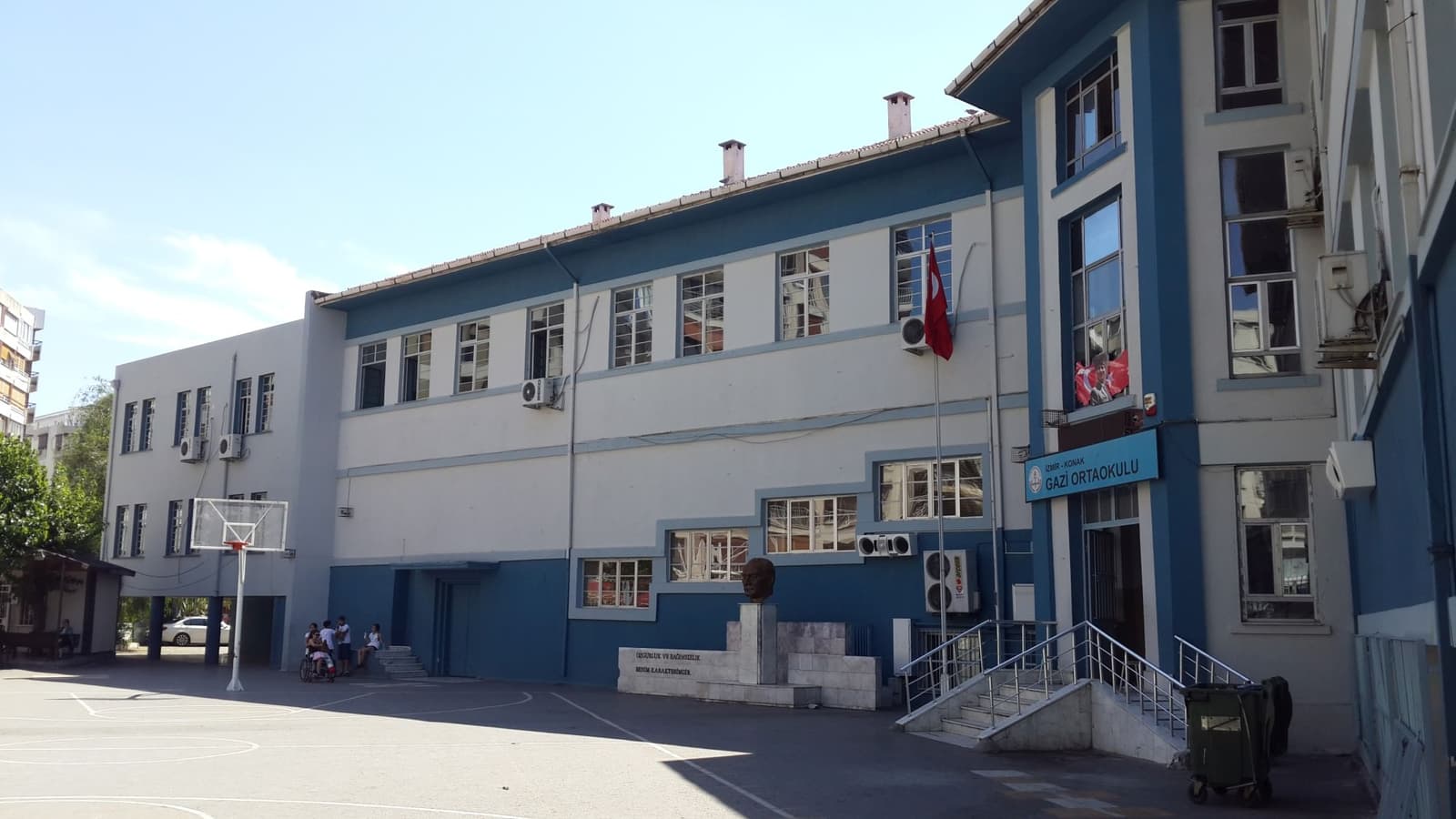 Gazi Ortaokulu, Konak