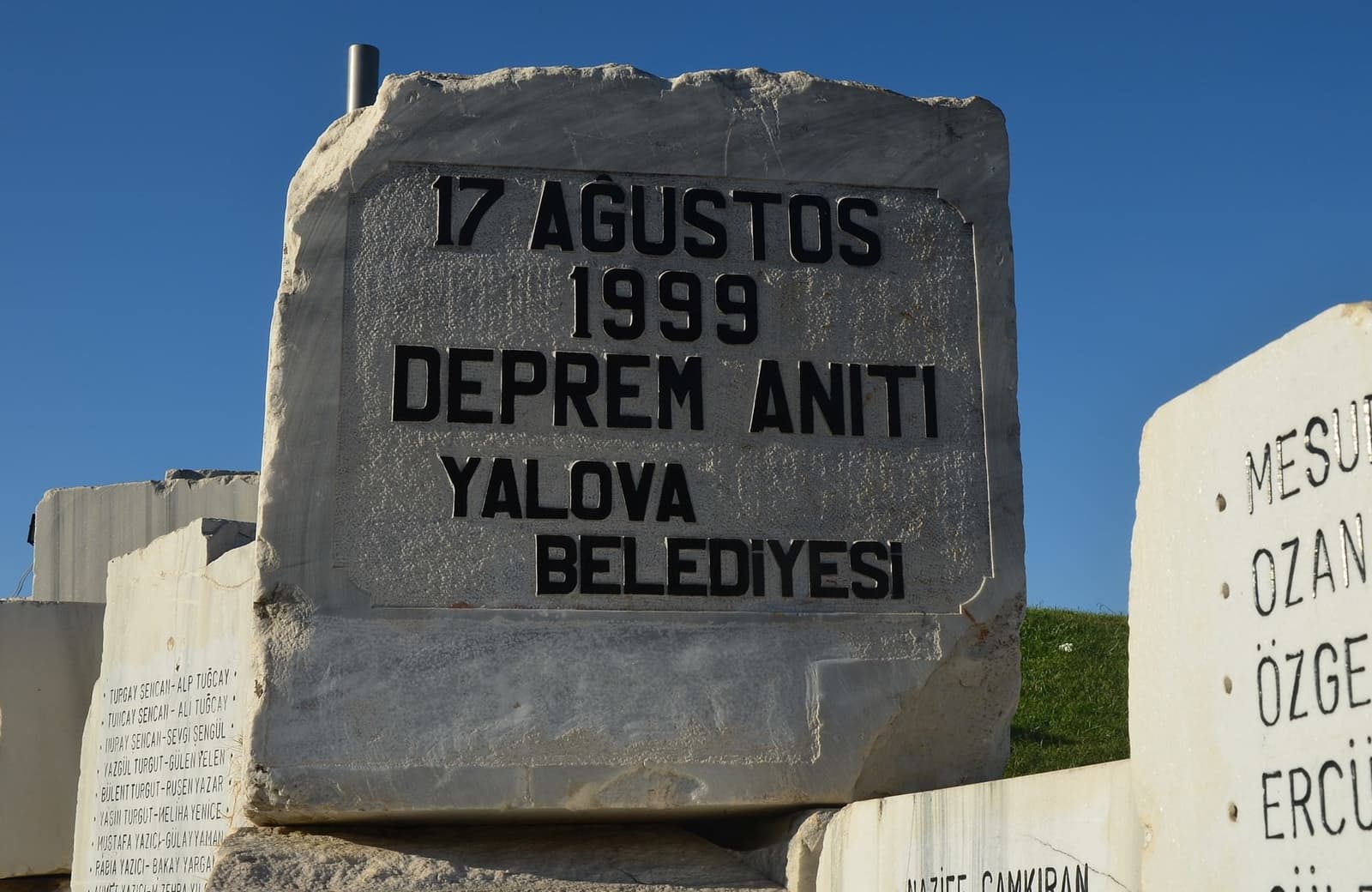 Deprem Anıtı