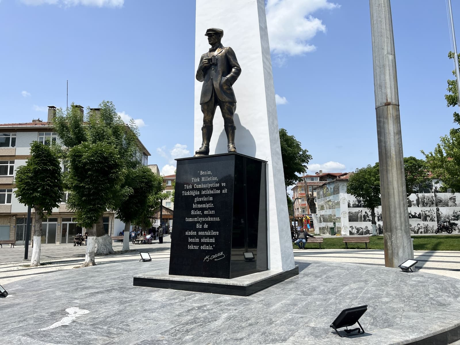 Atatürk Anıtı, Saray