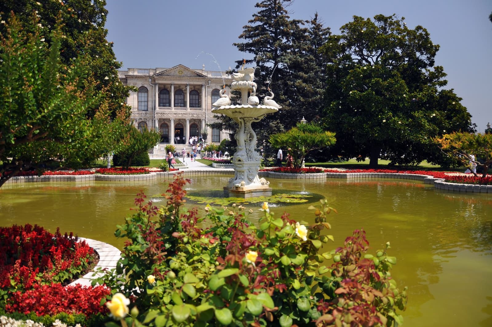Kuğulu Fıskiye, Dolmabahçe Sarayı