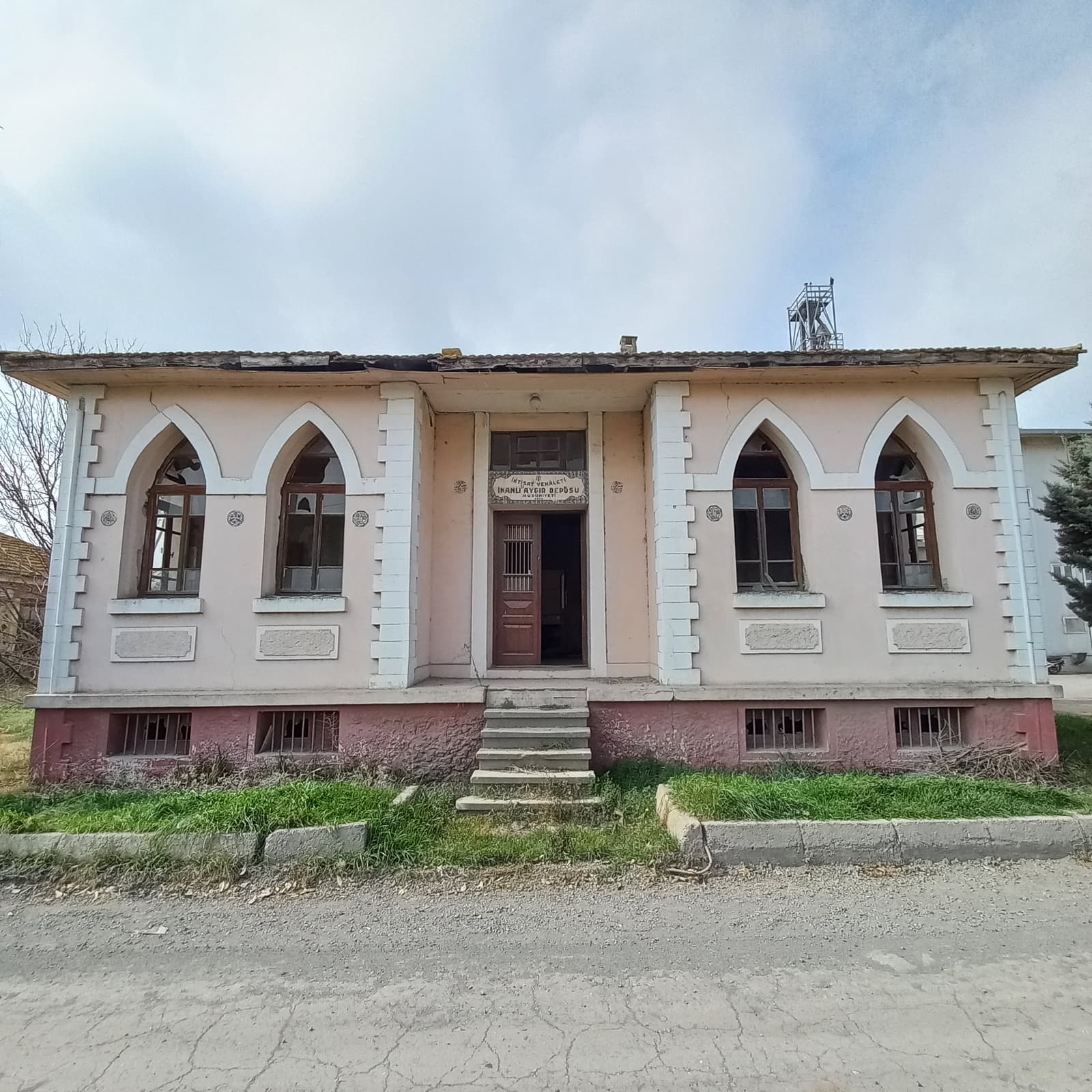 İnanlı Aygır Deposu İdari Binası