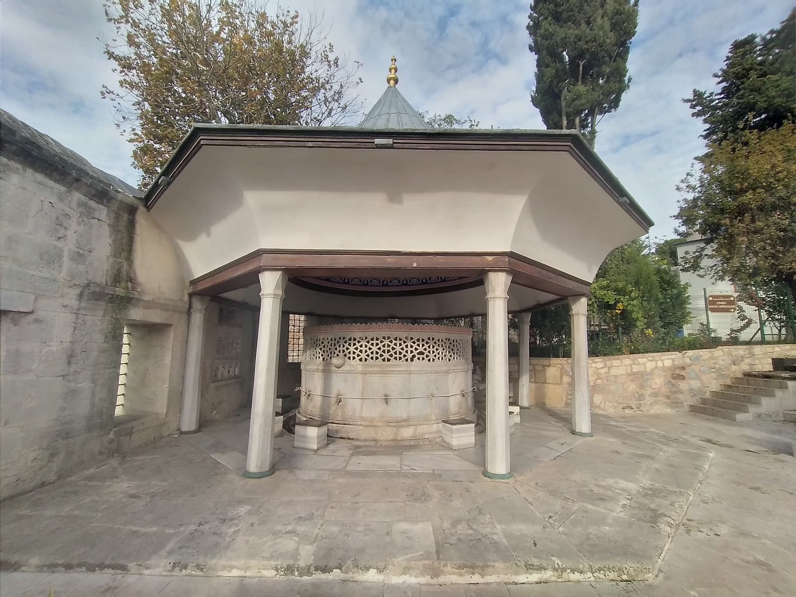 Çinili Camii Şadırvanı