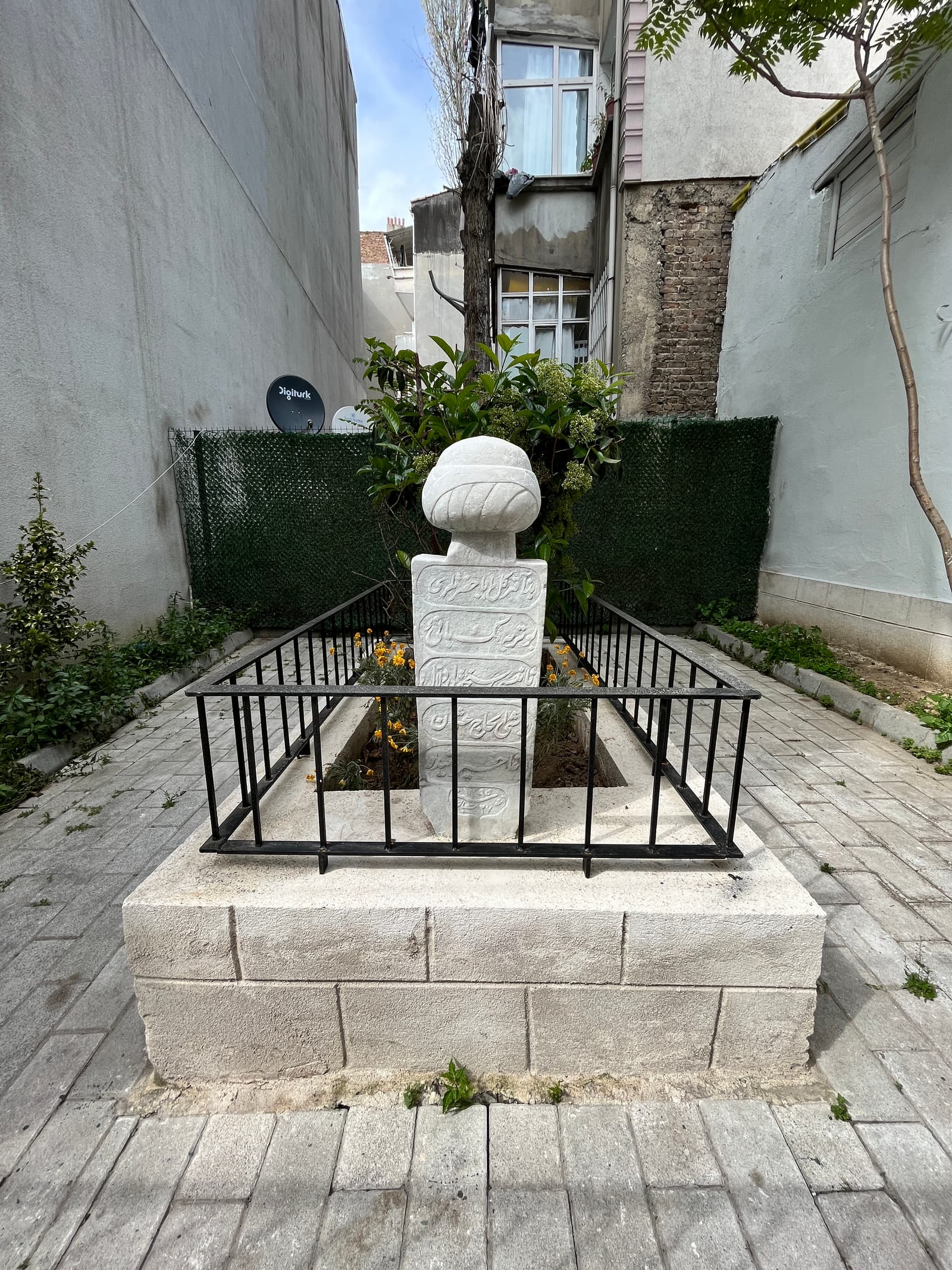 Karagümrük Gül Baba Türbesi