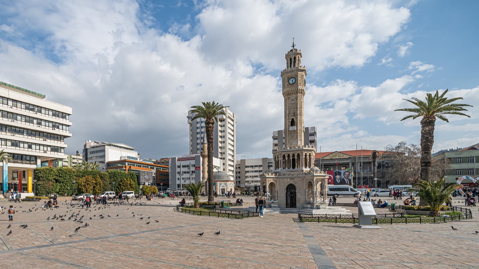 Konak Meydanı