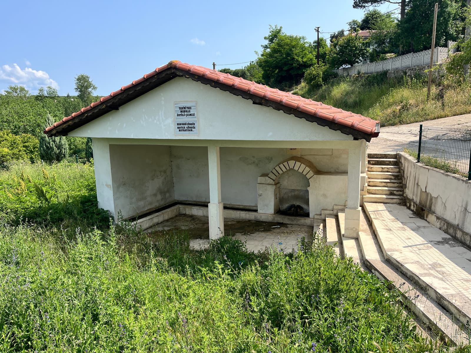 Tarihi Yazı Mahalle Örtülü Çeşmesi
